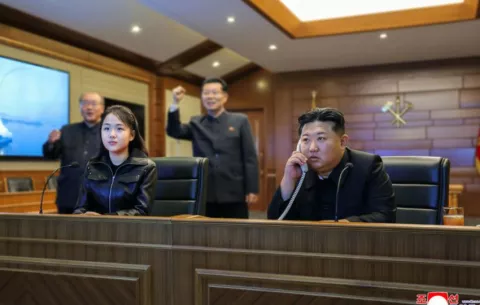 Kim supervisa un lanzamiento de misiles entre ejercicios militares de Seúl y Washington