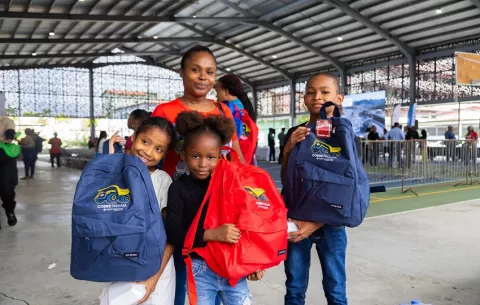 Cobre Panamá y la alcaldía de Colón entregan más de 300 mochilas escolares