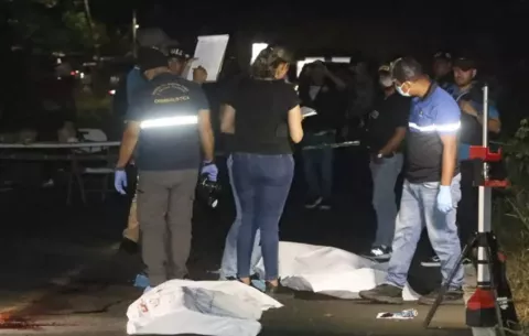 ¡Horror! Dejan los cuerpos de dos mujeres en plena vía de Chivo Chivo; van tres féminas asesinadas este mes