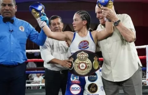 Nataly Delgado defiende con éxito su título y no descarta enfrentar a la nica Roxana Mendoza 
