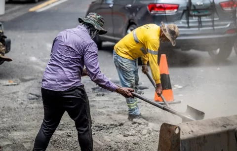 21 toneladas de asfalto caen sobre Obarrio y en Cañazas avanza construcción de un puente