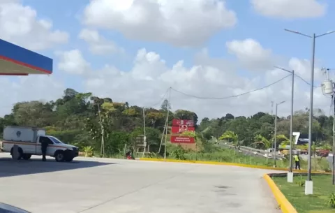 Motociclista muere al chocar contra postes en la autopista Arraiján-La Chorrera