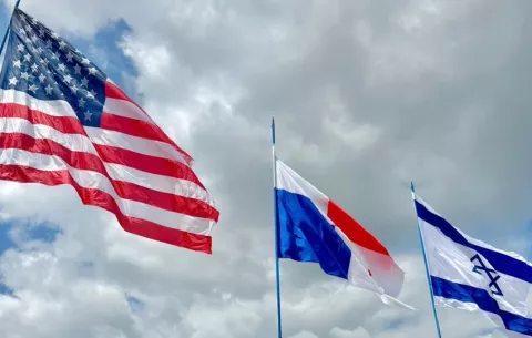 ¿Por qué se izaron juntas las banderas de Panamá, Israel y Estados Unidos?