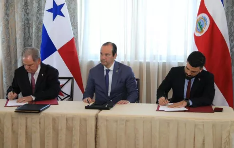 Panamá y Costa Rica firman acuerdo para impulsar un Corredor Logístico Ferroviario 