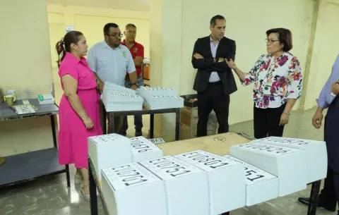 Entregan primer lote de placas vehiculares del quinquenio 2026-2030