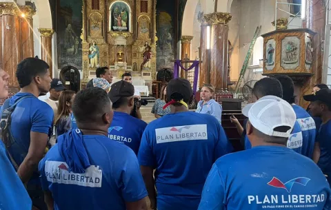 Privados de libertad trabajan en el mantenimiento de la iglesia de Santa Ana