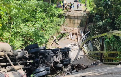 Capira: colapsa puente por el peso de un camión articulado que transportaba granos