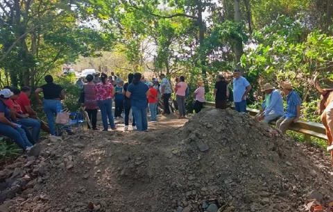 Puente colapsado incomunica a las comunidades de El Bijao y El Rascador en Los Santos