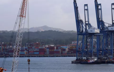 Naviera china Cosco Shipping suspende operaciones en un puerto cercano al Canal de Panamá
