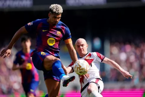 Ronald Araujo salva a un Barcelona que jugó a paso lento ante Vallecano