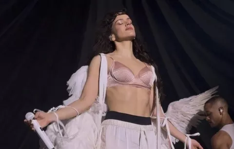 Rosalía hace del escenario su templo y su teatro en el inicio de la gira de ‘Lux’ en Lyon