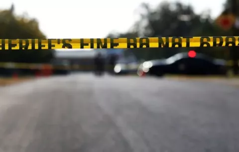 Hombre muere en tiroteo con la policía tras impactar un vehículo en sinagoga de Detroit