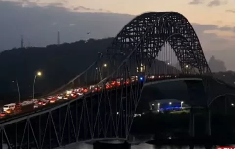 Triple colisión ocasiona gran congestionamiento en el Puente de las Américas