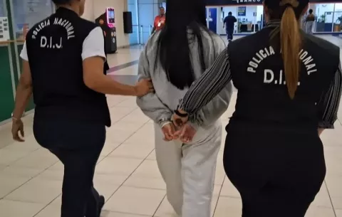 Panameña, sospechosa de triple homicidio, aprehendida en el Aeropuerto de Tocumen