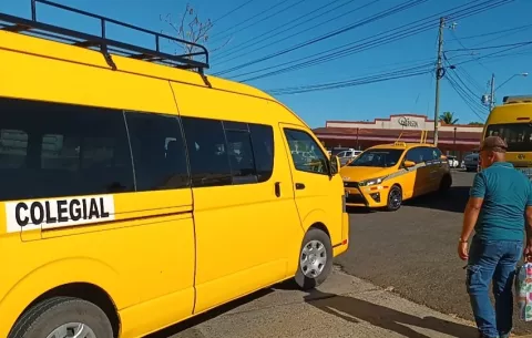 Transportistas colegiales protestan en Santiago contra la piratería del servicio