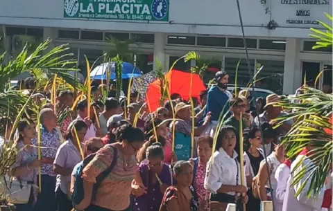 Devoción y Tradición en el Domingo de Ramos en las parroquias de Atalaya y  Santiago