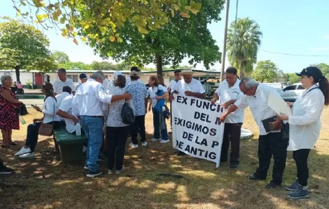 Santiago: Jubilados del MIDA exigen pago pendiente de la prima de antigüedad