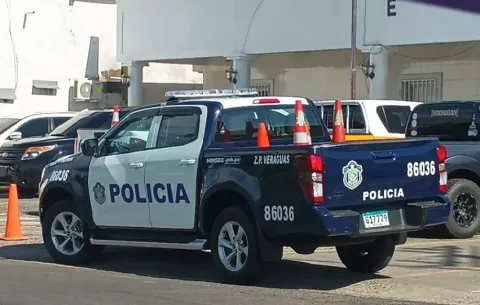 "Violenta pelea": Primo le arranca la mano a policía tras discusión por superioridad