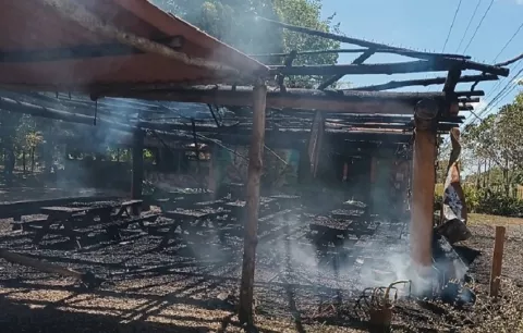 Bomberos sofocan incendio que consumió restaurante en Santiago