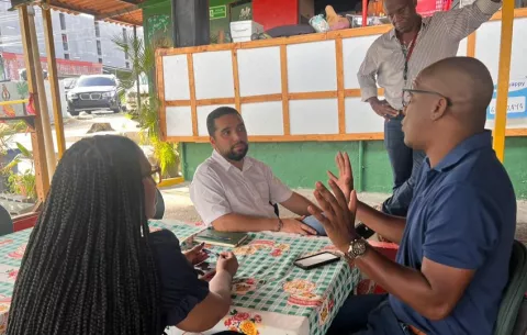 Franklyn Robinson está preocupado por la ampliación de la Vía España y el futuro de su negocio