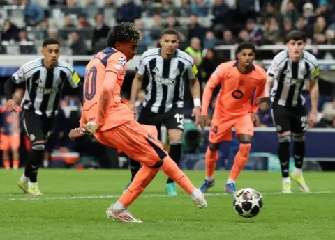 Yamal salva al Barcelona; Flick admite que el Newcastle mereció ganar
