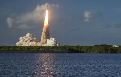 Artemis II supera minutos críticos tras el despegue rumbo a la Luna con cuatro astronautas