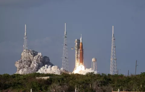 Tras un problema con el inodoro, la misión Artemis II sigue su curso hacia la Luna