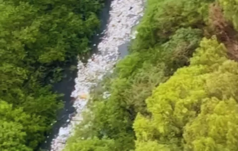 Basura en el río Matías Hernández reabre debate sobre responsabilidad ciudadana y eficacia de las leyes