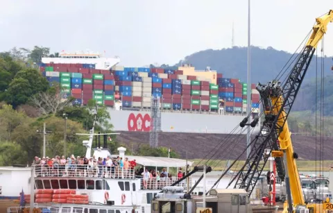 Buques sin reserva pagan hasta $4 millones para cruzar por el Canal de Panamá