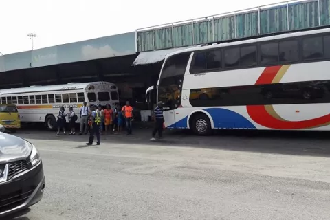Delincuentes asaltan un bus de la ruta expreso Panamá-Colón; usuarios están preocupados