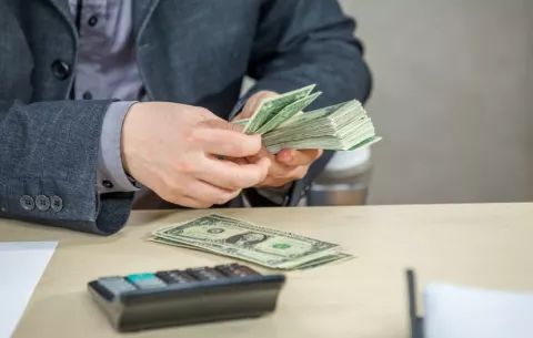 Décimo de abril se destina principalmente al pago de deudas, según estudio de Konzerta
