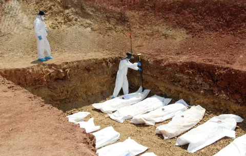 Realizan entierro de solemnidad en Pacora; su familia nunca los reclamó