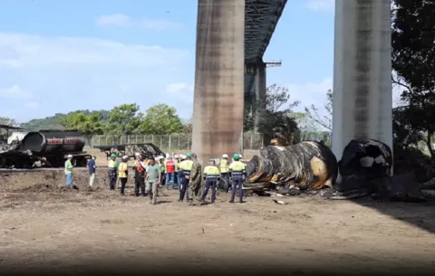 Ingenieros del Ejército de Estados Unidos evalúan daños en el puente de las Américas