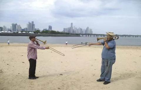 Trombonistas se reúnen para interpretar la tradicional Murga de Panamá en homenaje a Willie Colón