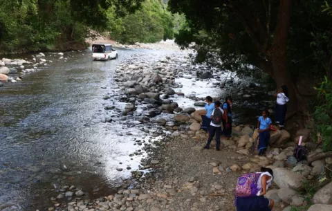 Rutas escolares indígenas de Panamá enfrentan peligro mortal por falta de infraestructura