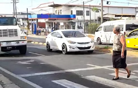 Semáforo apagado pone en riesgo a los peatones en Los Santos