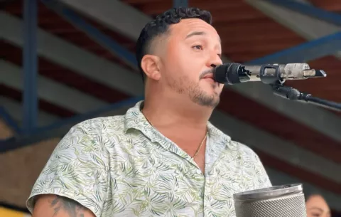 Lucho Pérez sigue tocando pese a la exclusión radial y los ataques