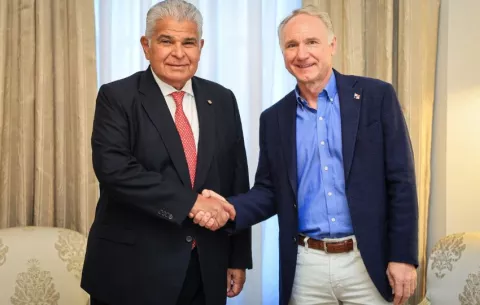 Mulino se reúne con el autor de ‘El Código Da Vinci’, quien presenta obra en Panamá