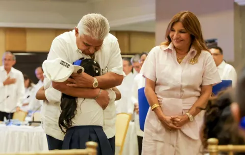 En Los Santos,  el  presidente Mulino y Mitradel entregan becas a niños del proyecto 'Abrazos del Futuro'