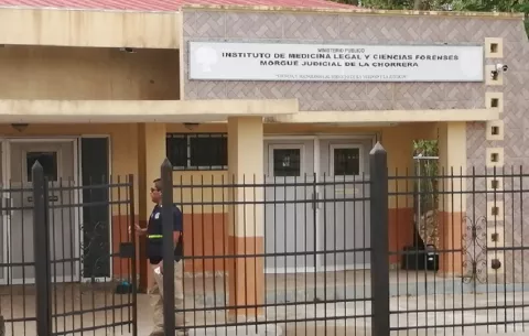 Investigan la muerte de una mujer hallada semidesnuda en su casa en Nuevo Emperador