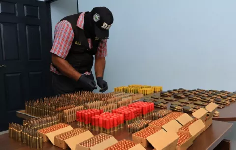 Incautan 5 mil 330 municiones y cinco granadas en lote baldío de Arraiján