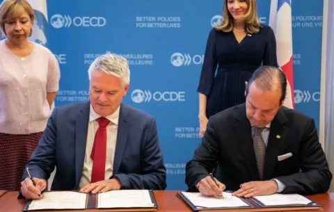 Panamá suscribe Memorando de Entendimiento con la OCDE