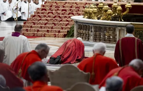 Papa León XIV reza tendido en el suelo de la basílica vaticana por la Pasión de Cristo y lleva cruz en viacrucis