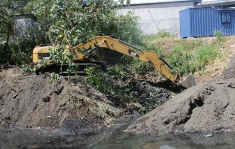 MOP continúa trabajos de dragado preventivo en Puente del Rey y La Chorrera