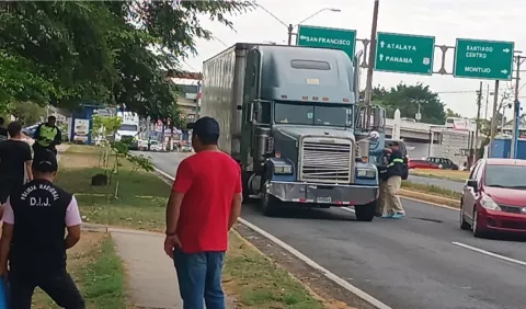 Joven aparece muerto frente al estadio de Santiago