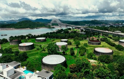 Evalúan traslado de tanques bajo el Puente de las Américas
