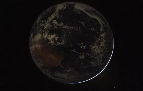 Artemis II despliega con éxito 4 microsatélites y toma fotos de la Tierra