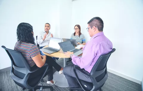 Baja la pretensión salarial de los panameños; en marzo se situó en $984 