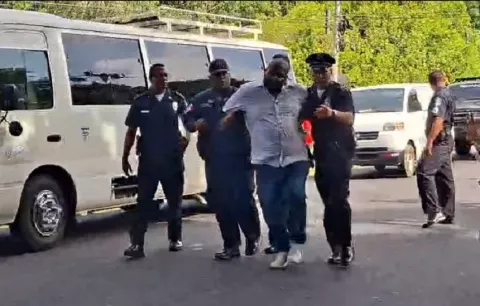 Moradores de áreas residenciales protestan y cierran vías en Veraguas por la falta de agua potable