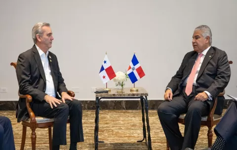 Abinader viaja a Panamá para reunirse con Mulino y asistir al Congreso de Zonas Francas